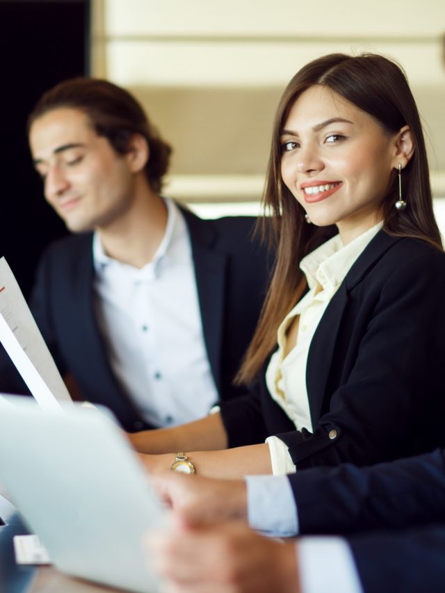 colleagues-blurred-shade-meeting